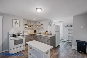 Stylish & Large Top Floor w Private Front Porch - Image 1