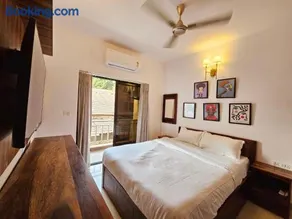 Assagao Luxe 1BHK Retreat - Pool, Fast Wi-Fi, Parking - Prime Location - Image 1