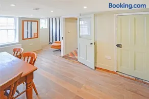 Best located and beautifully renovated cottage - Image 3