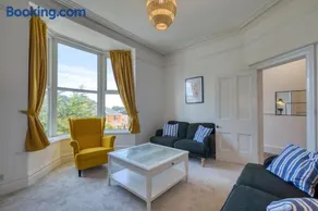 Brent House - 4 bedroom home close to shops, harbour & beaches - Image 3