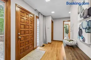 Large, private home on forested lot in Chapel Hill - Image 4