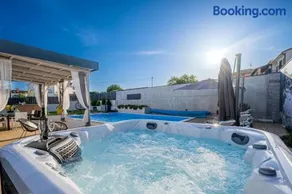 Villa Beauty with heated pool and jacuzzi - Image 1