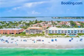 Resort Style Condo by the Beach with Heated Pool at Runaway Bay - Image 3