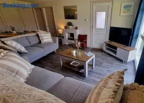 19 the Coombe Charming, 2-Bedroom Family Chalet with Parking, Near Bude Beaches - Image 5
