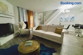 Modern Designer Townhouse 2Br Ideal for Long Stays! - Image 1