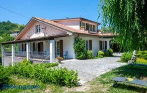 Villa Glicine Casa Vacanze con Piscina e Camino ad Apecchio, Marche - Image 1