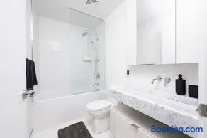 Modern 1BR Escape in Prime Yorkville - Image 2