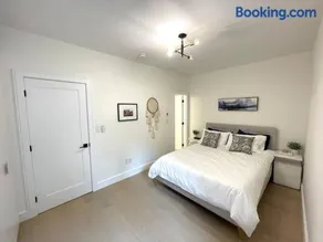 Modern Apartment Close To The Beach with Parking - Image 4
