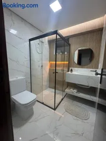 Apartamento 3 Quartos com garagem para 2 carros, até 8 Hóspedes e 1 Criança, espaçoso e familiar - Image 3