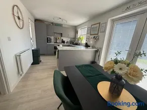 Private Double Room with Bathroom, Hot Tub & Free Parking - Image 4