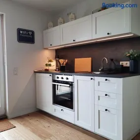 Appartamento adatto alle famiglie con terrazza, barbecue e giardino | Vista panoramica | Ammette animali domestici - Image 1