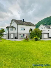 Spacious holiday home by the fjord and mountains - Image 4