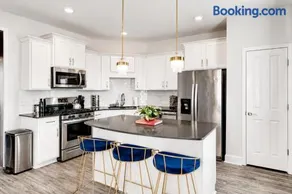 4BR The Nations Home with Convenient Access - Image 3