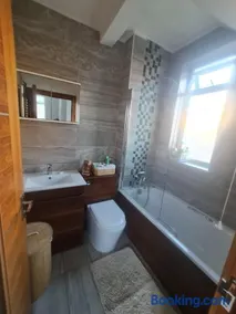 Lived-in 2 Bedroom Ground Floor Flat Opposite Marina - Image 5