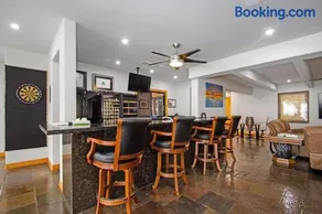 Bay Breeze Estate - Heated Pools, Private Pier & Walk to the Kemah Boardwalk - Image 5