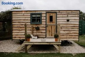 Angela's Rest Shepherds Hut with Scandi Hot Tub - Image 1