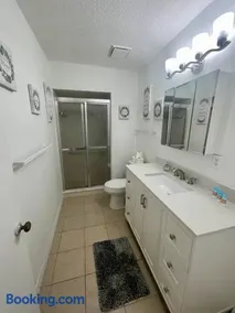 Lakefront Duplex with Pontoon Boat 2 Bedroom Home - Image 4