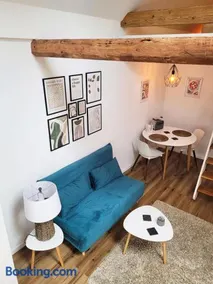 Modernes 1-Zimmer-Apartment mit Galerie-Schlafkoje im skandinavischen Stil - Image 2