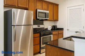 The Nest at 918 - Pool, Sauna, Laundry, Free Parking and No Cleaning Fee - Image 1