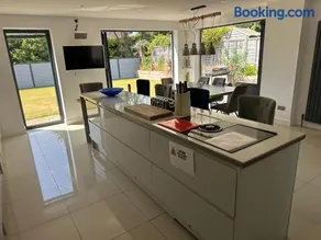 The White House 4 Bedroom, Two Reception Rooms, High Specification, Located 2 miles from jct 26 exit off the M1, Prime Location - Image 2