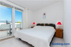 Seaview Apartment Rose - Image 3