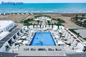 Sea Breeze Resort, Beachfront apartment with a balcony and sea view - Image 5