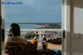 Pudding's Home Luxury Oceanfront Escape - Image 3