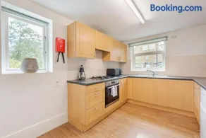 Elegant 2BR Ground-Floor Teddington Flat Modern Comfort - Image 4