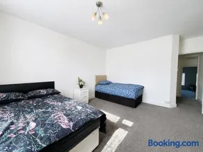 Grange House 1 Bedroom for 3,4, Train Station FREE Parking - Image 2