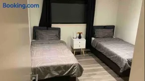 Mak's Short Stay - Image 3