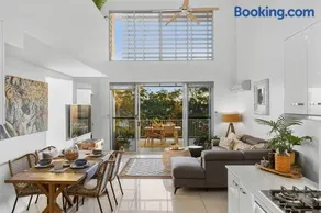 3 Bedroom Penthouse-Short Walk to Sandstone Point - Image 1