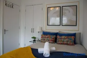 Elegant & Modern 3 Bed Home With Private Parking - Sleeps up to 8 - Image 5