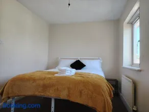 2 Bedroom Stay Perfect for Work, Study & Travel - Image 4
