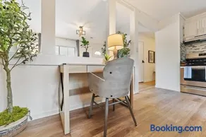 Modern Farmhouse w King Bed Near Shopping - Image 1