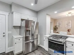 Upscale Home near Downtown Cle, R&R HoF, Beach, Arena - Image 3