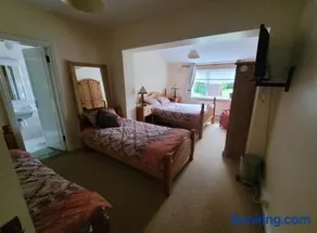 The Railway Lodge - 4 Bedrooms Sleeps 11 Pets Ok - Image 2