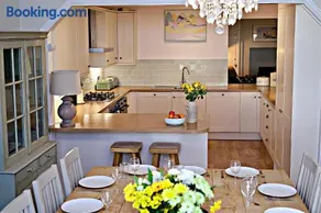 Bay View, Sleeps 18, 7 Bedrooms, 7 Bathrooms, Seafront, Criccieth - Image 2