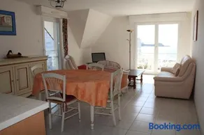 521 - Bel appartement avec balcon vue mer à Erquy en bordure de la plage du centre et à 300m des commerces - Image 1