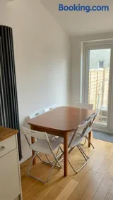 Room in Gloucester Road 4 - Image 5