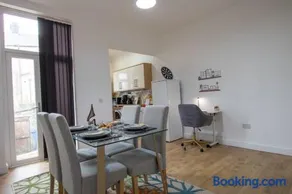 Tranquil Modern Home - Free parking, Work Space - Image 3