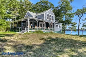 Spacious Waterfront Estate & Cabins W/ Porch, Fireplace, Kayaks & Free WiFi - Image 1