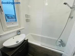 Entire Apartment with Self Check-In & Free Parking - Image 3