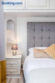Bright and spacious home with free parking and garden - Image 2