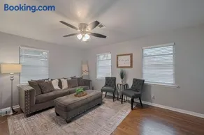 Modern 3BR Home in Spring Branch - Image 3