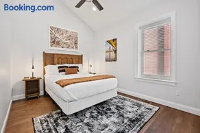 Luxurious Design | Easy Access to Downtown Pittsburgh | Sleeps 4 - Image 3