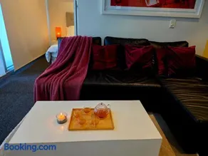 Luxury 2 Bedroom Suite near Adelaide with a car park - Image 2