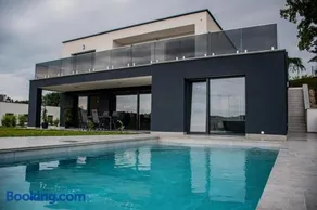 Vila Altura- Luxury Hiltop Retreat with Panoramic View & Teracce - Image 1
