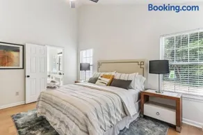 Sophisticated 3 Bedroom Retreat-Near Six Flags - Image 5