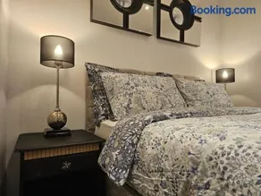StayZen Apartments - Free Parking & Private Garden Ground Floor Central Woking - Business & Leisure - Image 2