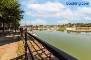 Waterfront 2 Bed Apartment - Free Parking & Wi-Fi - Image 5